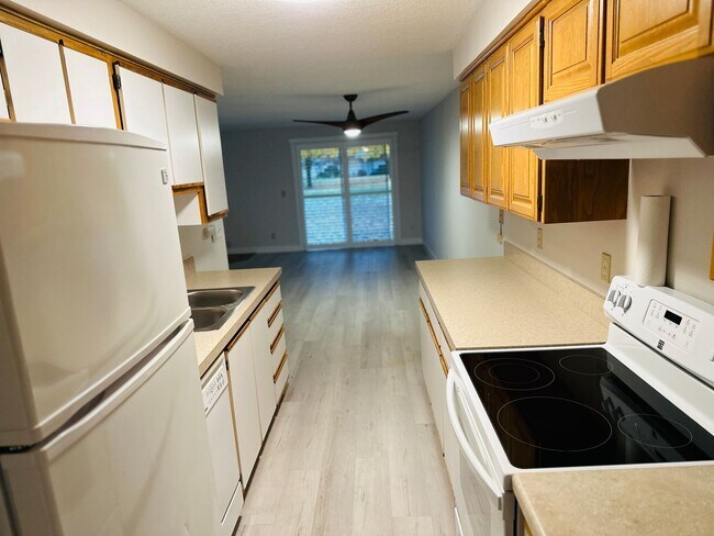 Building Photo - Charming Updated & Spacious Condo in a Peaceful Setting