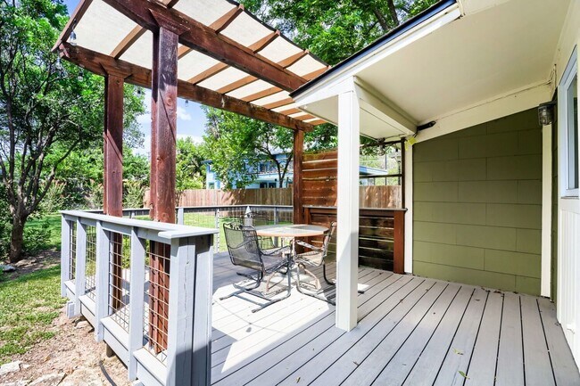 Building Photo - 1402 Cullen Ave