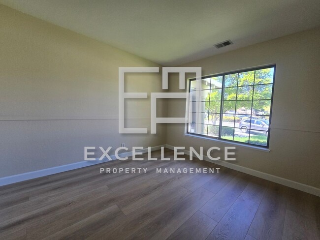 Building Photo - Beautiful 3/2 House - Dogs Negotiable, All New LVT Flooring, Covered Patio and Yard