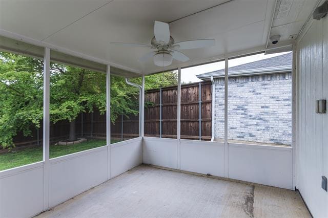 Building Photo - 5922 Royalcrest Dr