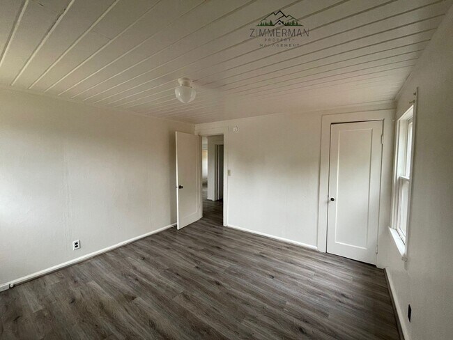 Building Photo - 2 Bedroom for Rent in Cottage Grove