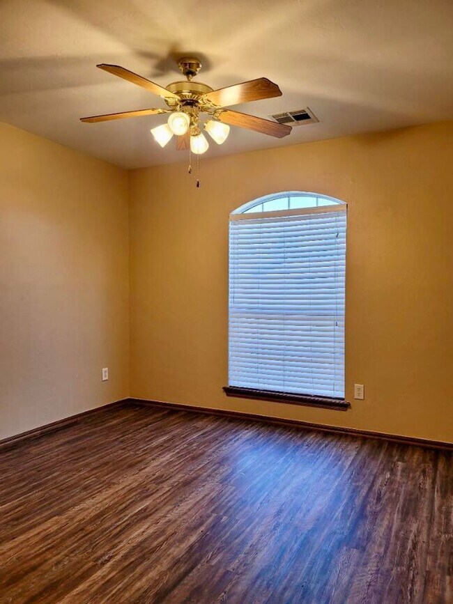 Building Photo - Beautifully Updated 3 Bedroom, 2 Bath Home with two Bonus Spaces!