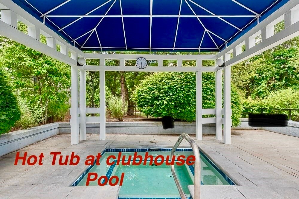 Hot tub/spa in pool enclosure - 11 Devon Club Ln