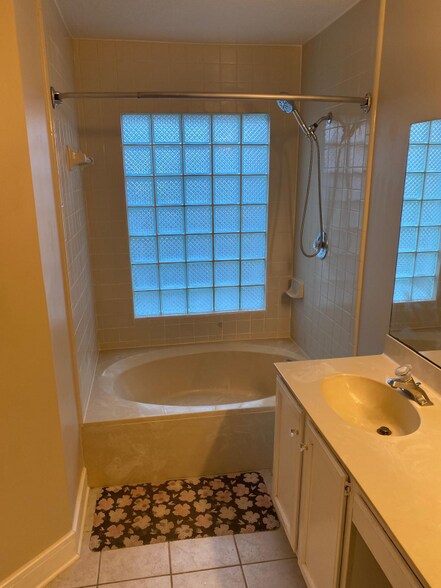 Building Photo - 1413 Abberton Dr