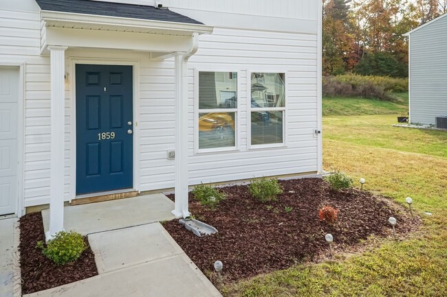 Building Photo - Beautiful Three Bedroom Home!