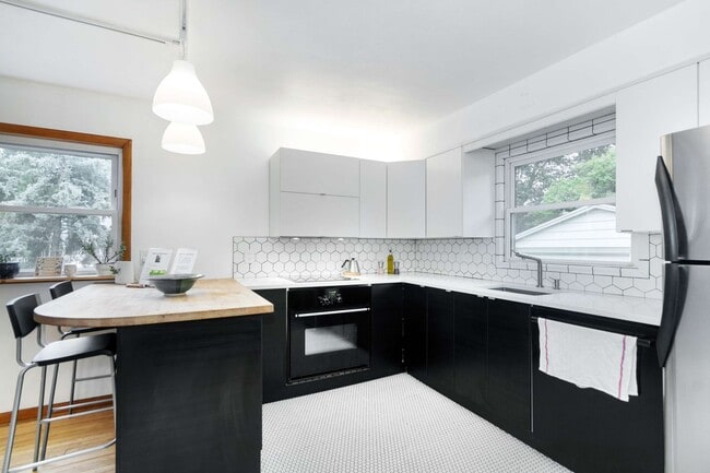 Building Photo - 3 BR eastside single family home. Fenced in yard. Fully furnished. Flexible leases.