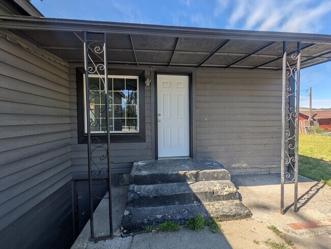 Building Photo - Remodeled 2 Bedroom Home – Water & Sewer Included