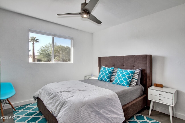 Building Photo - 7034 E Wilshire Dr