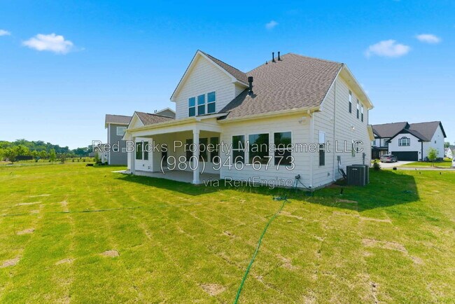 Building Photo - 4016 Dahlia Dr