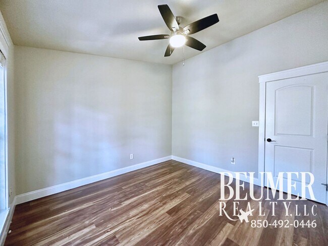 Building Photo - 2br 1.5 ba End Unit Townhome for Rent
