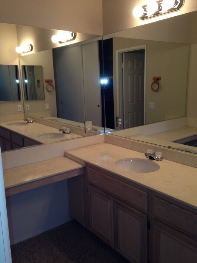 Building Photo - New Vinyl Flooring and Fresh Paint! 2 Bedr...