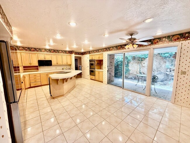 Building Photo - Distinctive and Spacious 5-BR Home in Bloomington