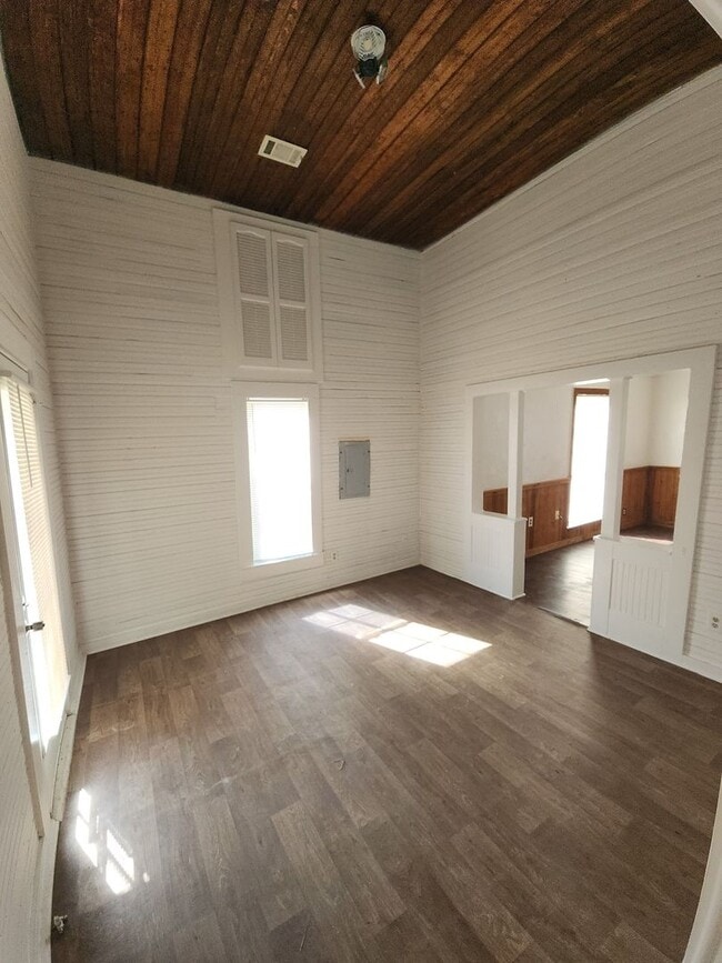 Building Photo - Affordable 3-bedroom, 2-bathroom