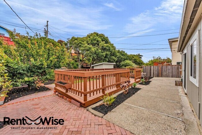 Building Photo - 110 Cuesta Dr