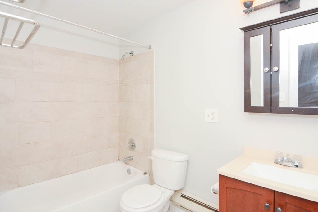 Building Photo - 826 W Cornelia Ave