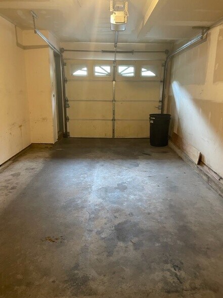 Building Photo - 1029 Mammoth Rd