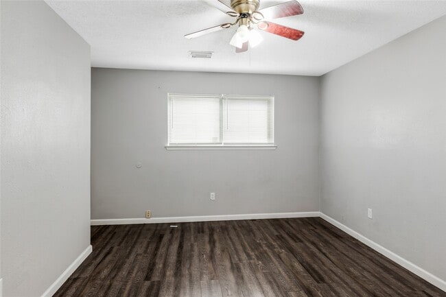 Building Photo - 16962 Glen Eagle Dr N