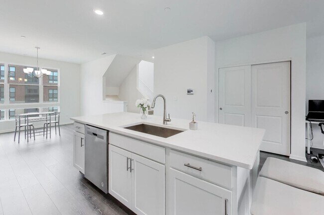 Building Photo - 2251 Venture Dr