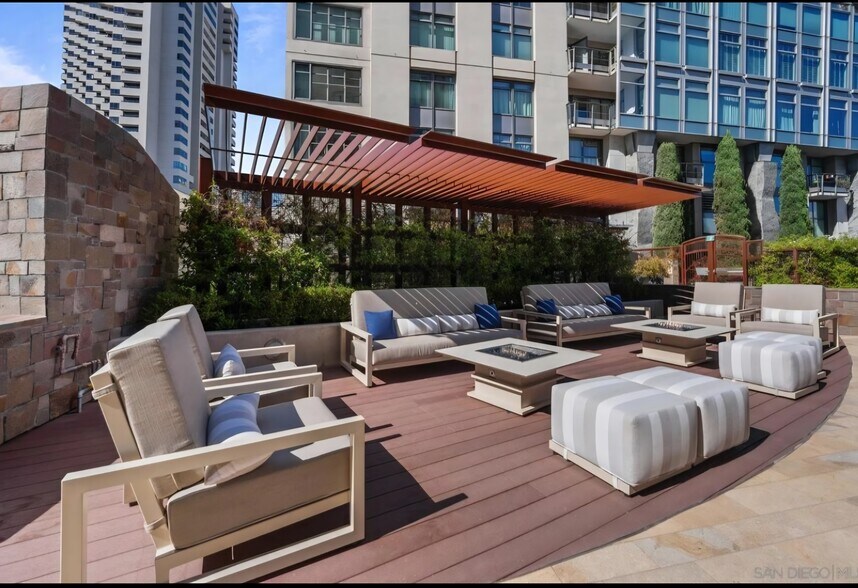 Building Photo - 645 Front St