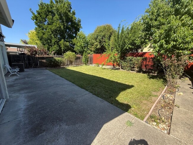 Building Photo - Beautiful Large 4 Bedroom 2.5 Bath Home