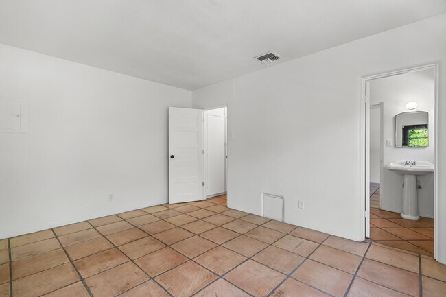 Building Photo - 839 N Avenida Olivos