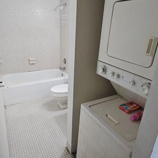 Building Photo - 4174 Inverrary Dr