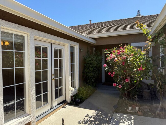 Building Photo - Single story home located in desirable northwest Modesto neighborhood!
