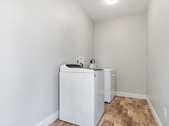 Building Photo - 3334 Simeon Bunker St