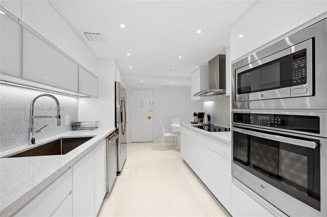 Building Photo - 5255 Collins Ave