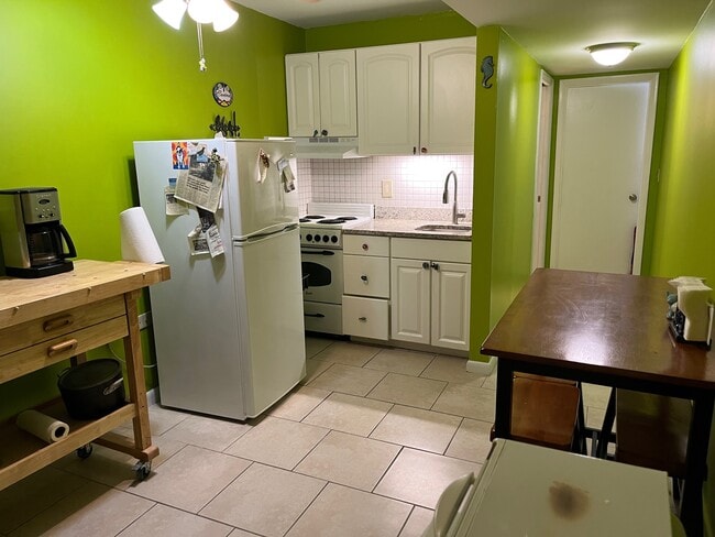 Kitchen - 10 Lemoyne Ave