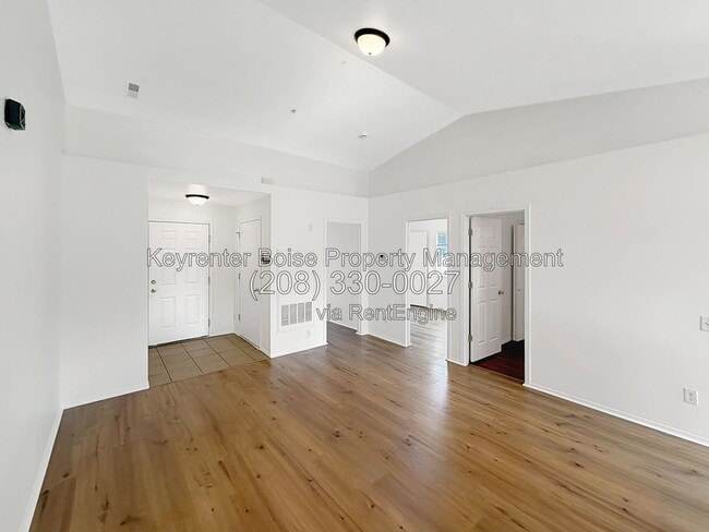Building Photo - 2111 E White Oak Ct