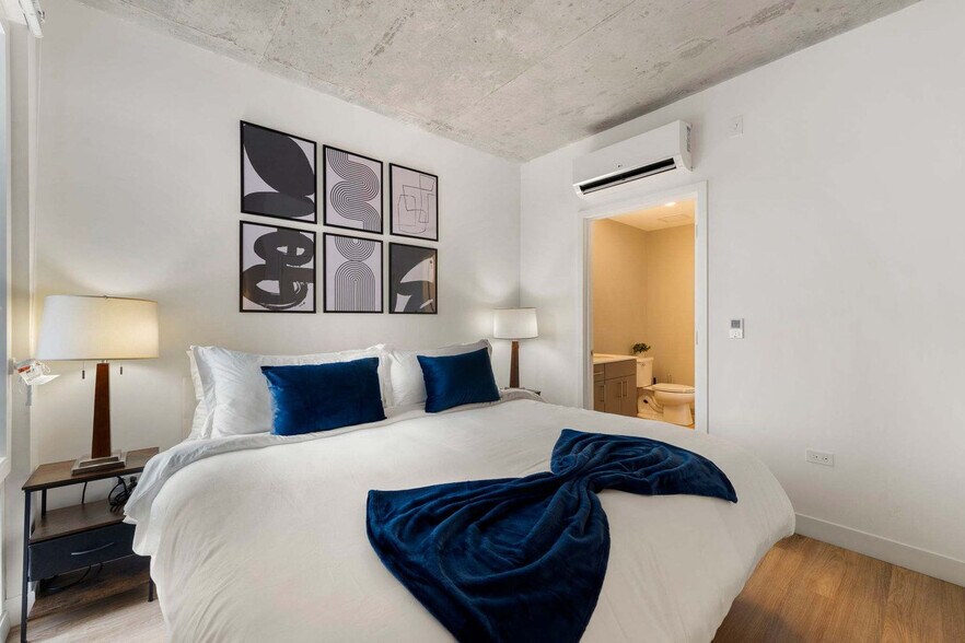 Building Photo - 853 W Blackhawk St