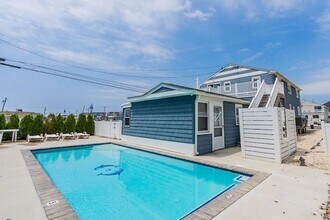 Building Photo - BEACH BLOCK - 2 Bed / 1 Bath - WINTER RENT...
