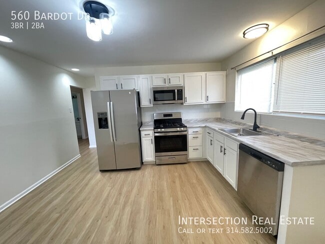 Building Photo - 560 Bardot Dr