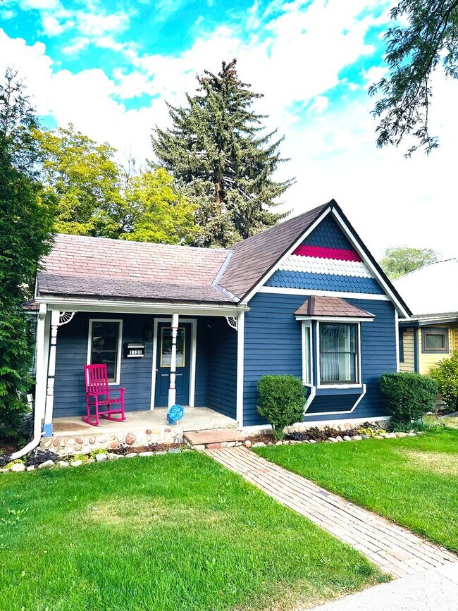 Primary Photo - 1131 Grand Ave