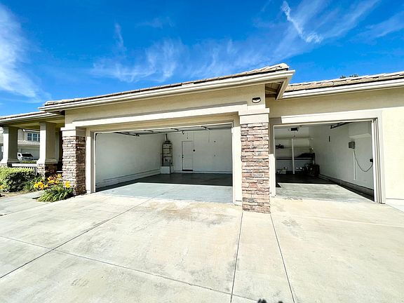 Building Photo - 3 Bed / 2 Bath Pool Home with Big Landscaped Yard & 3-Car Garage
