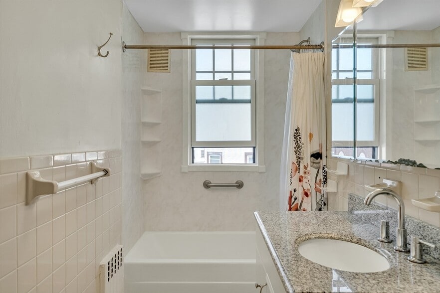 Building Photo - 130 Sutherland Rd