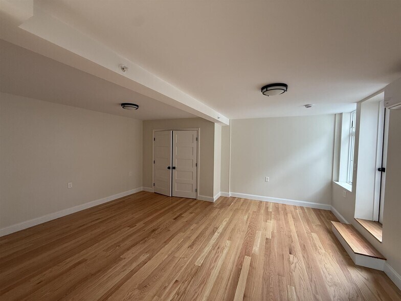 Building Photo - 202 Elm St