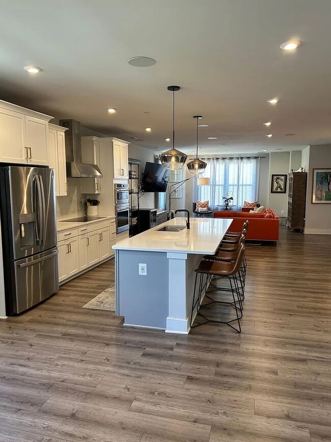 Building Photo - Stunning 3 Bed 2.5 Bath, Open Concept Town...