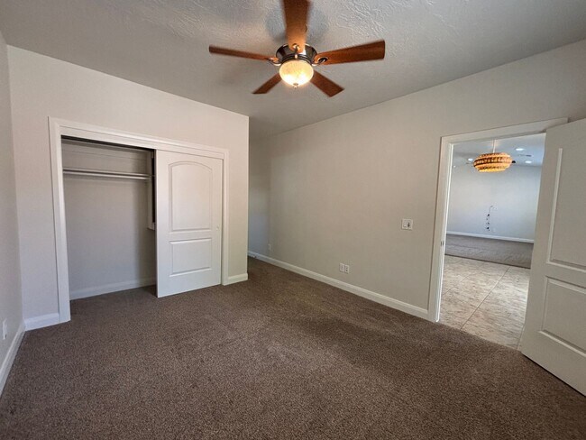 Building Photo - SPACIOUS HOME FOR RENT!