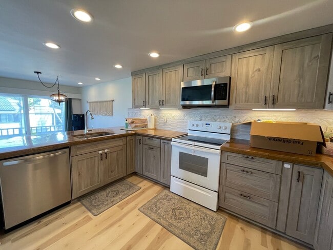 Building Photo - Two Bedroom + Loft/Two Bathroom Napili Tow...