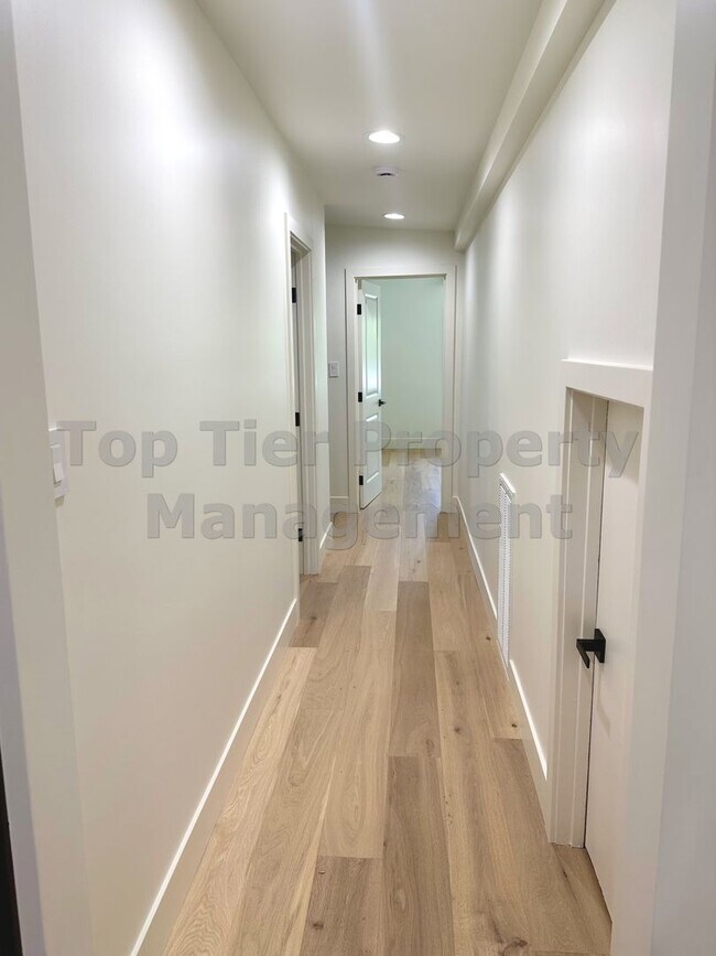 Building Photo - Beautifully Remodeled 4 Bedroom / 3 Bath /...