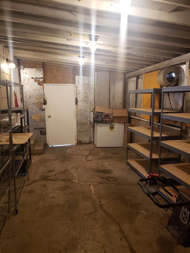 Building Photo - 3B1BA home, 956sqft, available 1/8/2027, large partially fenced yard, 2 shop spaces, carport and ...