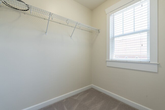 Building Photo - MOVE IN READY 3 Bedroom in the Heart of Western Branch!
