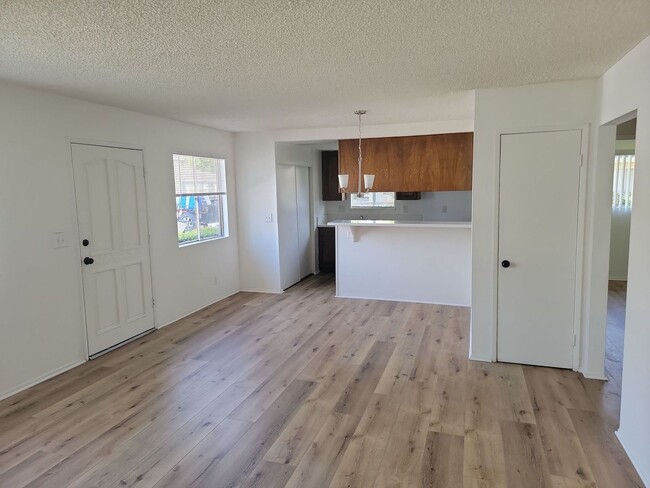 Building Photo - Popular Townhouse - All-Gas Appliances