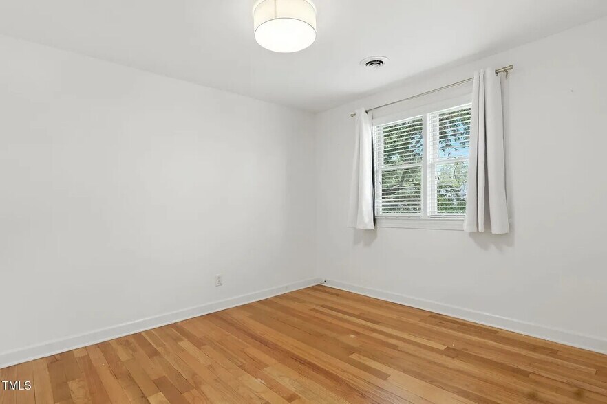 Building Photo - Room in Condo on Smallwood Dr