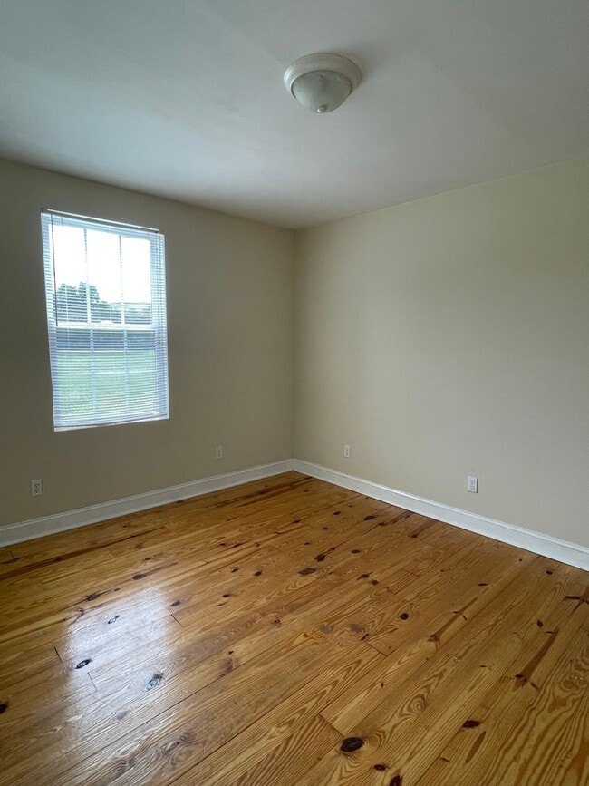 Building Photo - JUST REDUCED! Walk to the Stadium-Olympia!