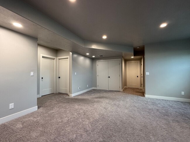 Building Photo - Luxury 7-Bedroom Home with Office, Dayligh...