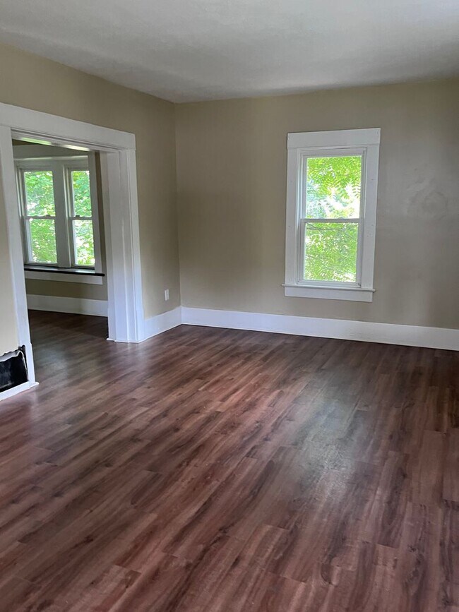 Building Photo - Charming Colonial in the Heart of Akron!