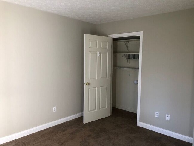 Building Photo - Spacious 3 Bedroom Ranch in Great Carmel L...